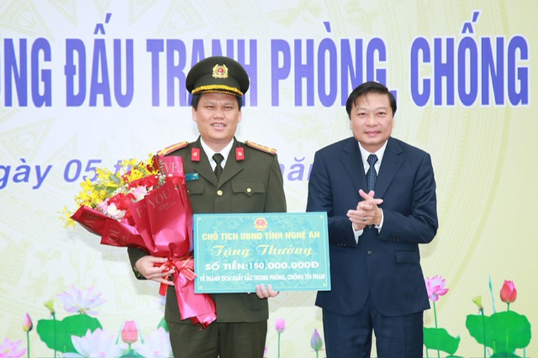 Trao thưởng c&aacute;c đơn vị xuất sắc trong vụ bắt đối tượng cầm dao cướp ng&acirc;n h&agrave;ng ở Nghệ An- Ảnh 1.