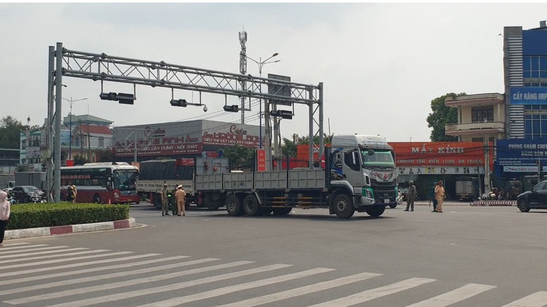 Tr&ecirc;n đường về qu&ecirc; ăn Tết, xe m&aacute;y va chạm &ocirc; t&ocirc; tải, em tử vong, chị bị thương- Ảnh 1.