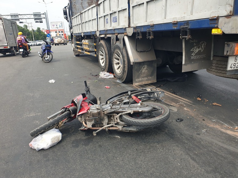 Tr&ecirc;n đường về qu&ecirc; ăn Tết, xe m&aacute;y va chạm &ocirc; t&ocirc; tải, em tử vong, chị bị thương- Ảnh 2.