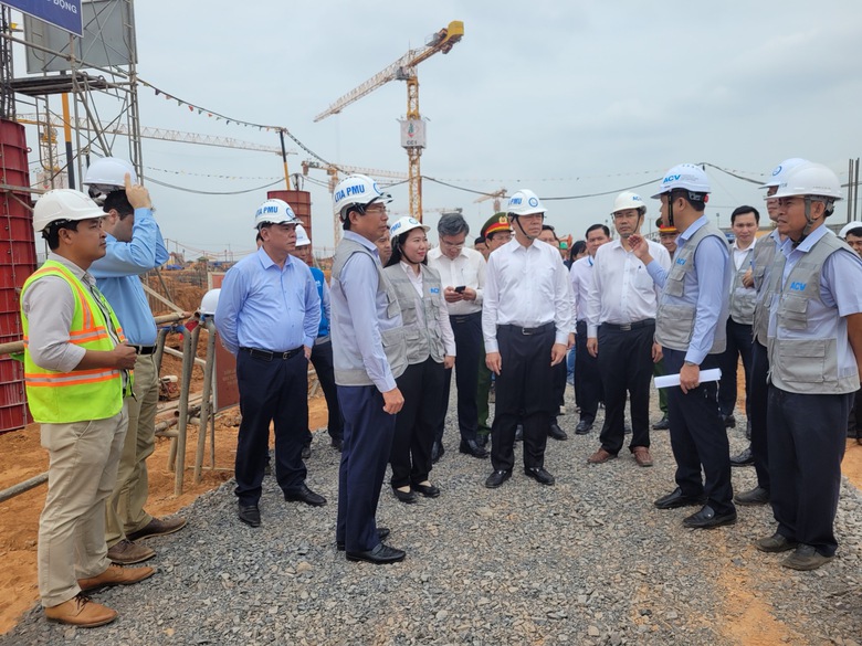 Lãnh đạo Đồng Nai thăm, tặng quà Tết cho lao động ở sân bay Long Thành- Ảnh 1. Lãnh đạo Đồng Nai thăm, tặng quà Tết cho lao động ở sân bay Long Thành- Ảnh 1.