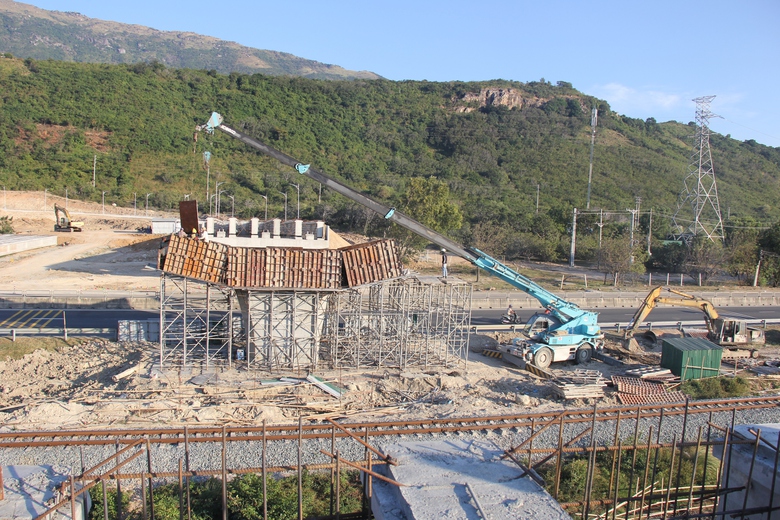 Chạy nước r&uacute;t thi c&ocirc;ng n&uacute;t giao kết nối QL1 với cao tốc Cam L&acirc;m - Vĩnh Hảo- Ảnh 2.