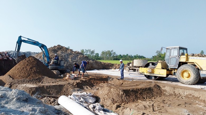 Tất bật ở tuyến tr&aacute;nh th&agrave;nh phố Long Xuy&ecirc;n những ng&agrave;y gi&aacute;p Tết- Ảnh 1.