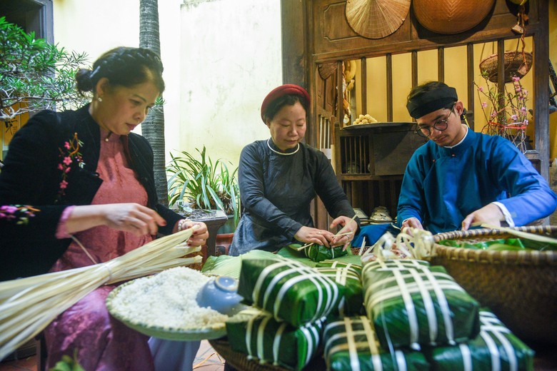 Kh&aacute;ch nước ngo&agrave;i th&iacute;ch th&uacute; xem người H&agrave; Nội g&oacute;i b&aacute;nh chưng Tết- Ảnh 10.