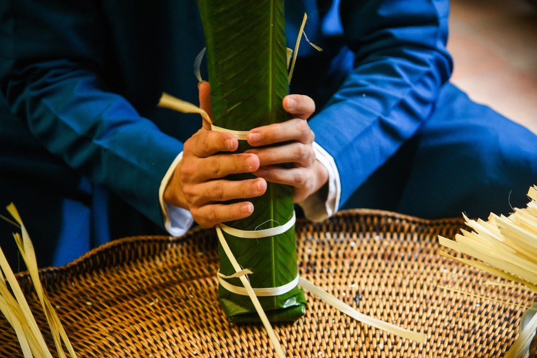 Kh&aacute;ch nước ngo&agrave;i th&iacute;ch th&uacute; xem người H&agrave; Nội g&oacute;i b&aacute;nh chưng Tết- Ảnh 6.