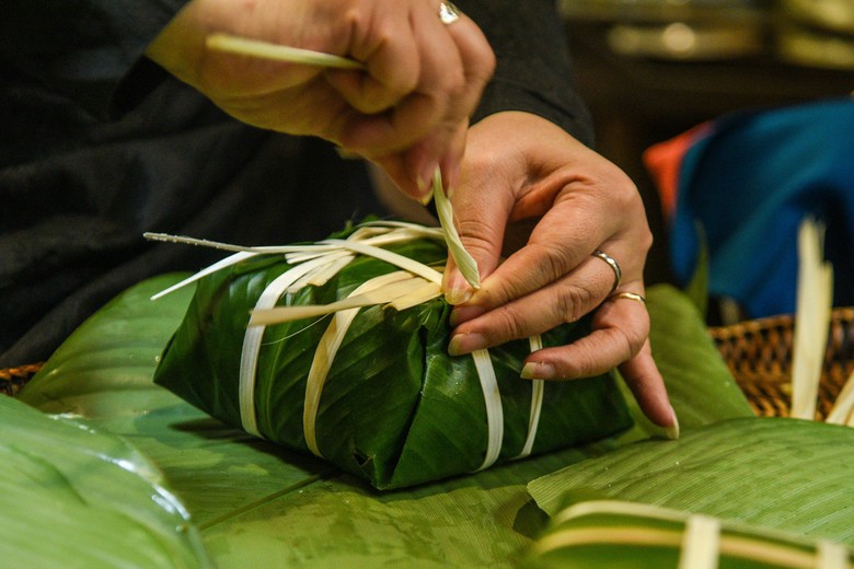 Kh&aacute;ch nước ngo&agrave;i th&iacute;ch th&uacute; xem người H&agrave; Nội g&oacute;i b&aacute;nh chưng Tết- Ảnh 8.