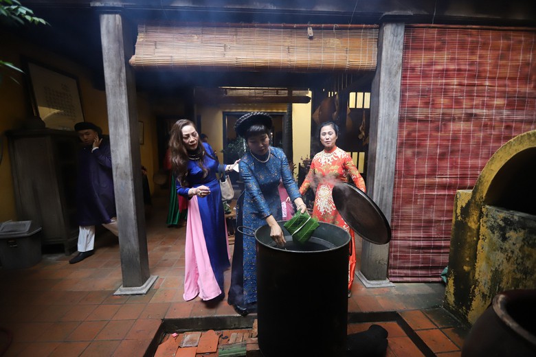 Kh&aacute;ch nước ngo&agrave;i th&iacute;ch th&uacute; xem người H&agrave; Nội g&oacute;i b&aacute;nh chưng Tết- Ảnh 11.