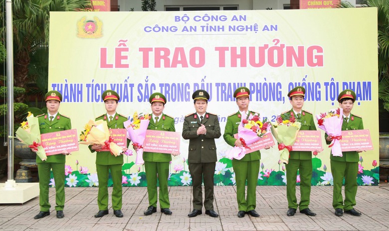 Trao thưởng c&aacute;c đơn vị xuất sắc trong vụ bắt đối tượng cầm dao cướp ng&acirc;n h&agrave;ng ở Nghệ An- Ảnh 2.