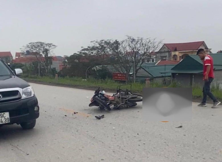 Xe m&aacute;y đấu đầu xe tải tr&ecirc;n đường đ&ecirc;, người phụ nữ b&aacute;n b&aacute;nh m&igrave; tử vong- Ảnh 1.