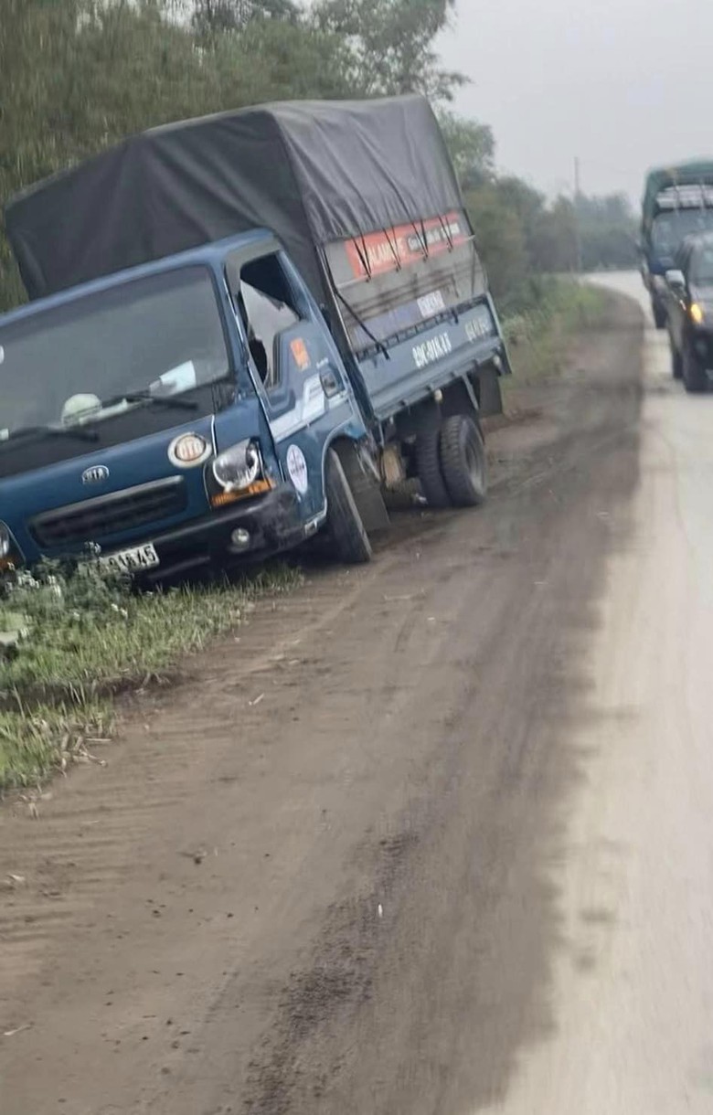 Xe m&aacute;y đấu đầu xe tải tr&ecirc;n đường đ&ecirc;, người phụ nữ b&aacute;n b&aacute;nh m&igrave; tử vong- Ảnh 2.