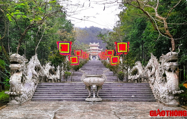 Tận thấy đôi rồng xác lập kỷ lục dài nhất Việt Nam trên núi Ngũ Phong 15 năm trước- Ảnh 1. Tận thấy đôi rồng xác lập kỷ lục dài nhất Việt Nam trên núi Ngũ Phong 15 năm trước- Ảnh 1.