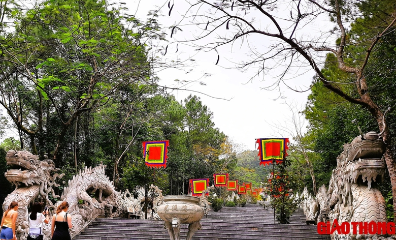 Tận thấy đôi rồng xác lập kỷ lục dài nhất Việt Nam trên núi Ngũ Phong 15 năm trước- Ảnh 7. Tận thấy đôi rồng xác lập kỷ lục dài nhất Việt Nam trên núi Ngũ Phong 15 năm trước- Ảnh 7.