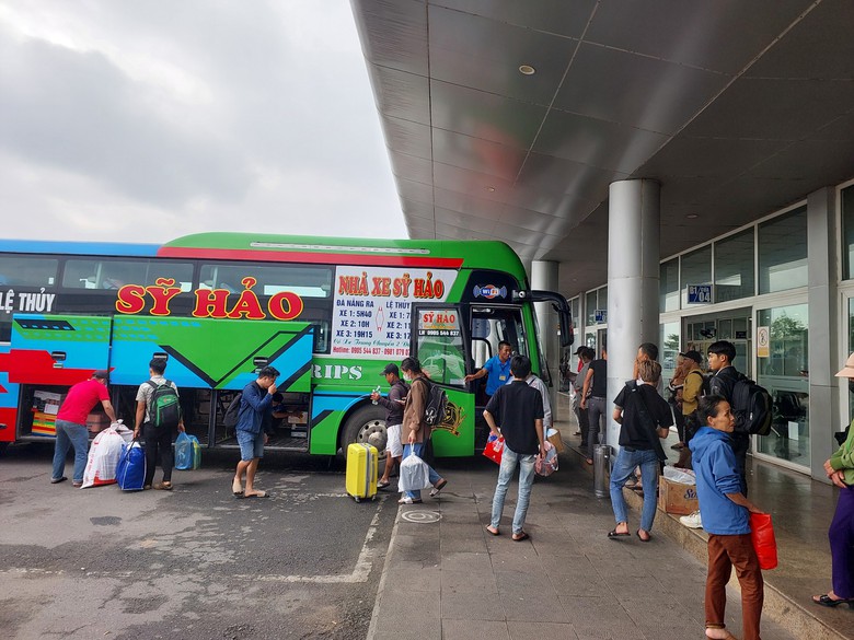 Xe kh&aacute;ch nối đu&ocirc;i nhau xuất bến Đ&agrave; Nẵng, lượng kh&aacute;ch tăng đến 80%- Ảnh 2.