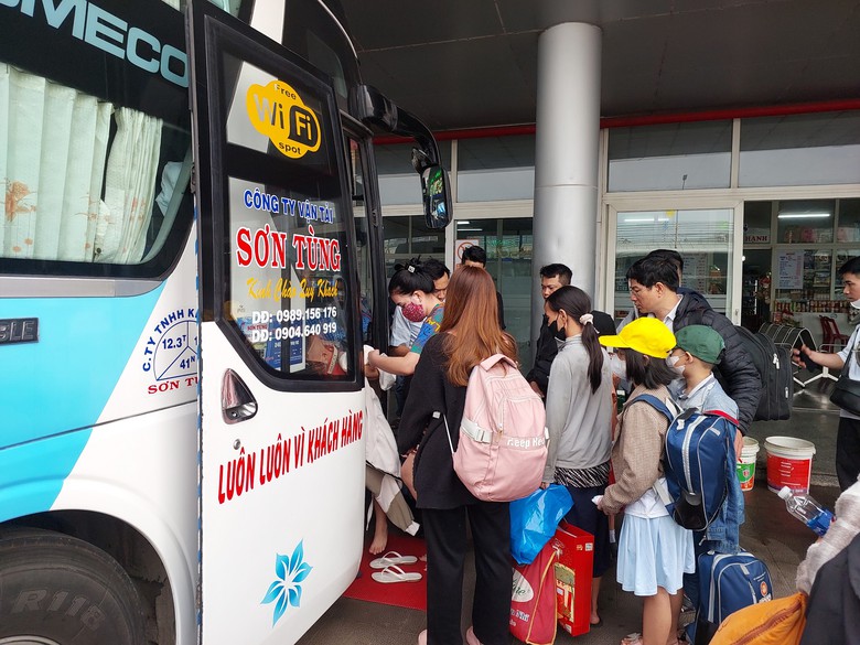 Xe kh&aacute;ch nối đu&ocirc;i nhau xuất bến Đ&agrave; Nẵng, lượng kh&aacute;ch tăng đến 80%- Ảnh 7.