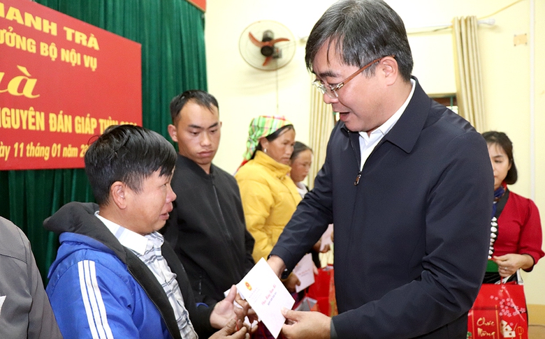 CSGT c&ugrave;ng ch&iacute;nh quyền chung tay lo Tết cho người ngh&egrave;o ở Y&ecirc;n B&aacute;i- Ảnh 3.