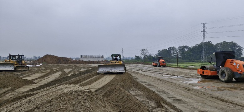 Cận Tết: C&ocirc;ng trường cao tốc Bắc - Nam qua H&agrave; Tĩnh vẫn rộn tiếng m&aacute;y- Ảnh 1.