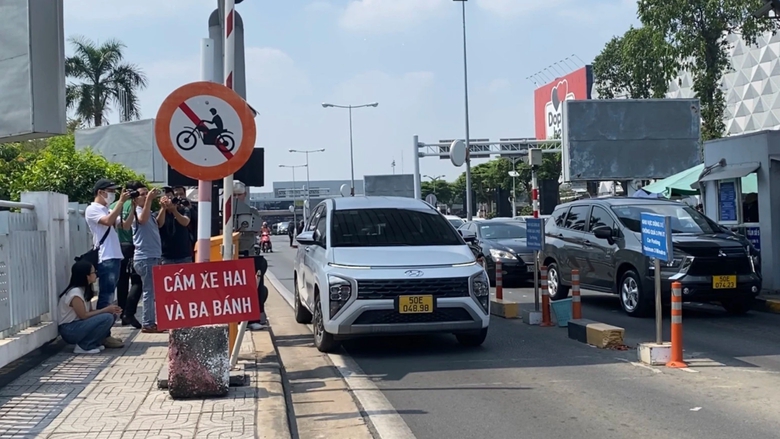 Ng&agrave;y đầu th&iacute; điểm thu ph&iacute; kh&ocirc;ng dừng ở s&acirc;n bay T&acirc;n Sơn Nhất: Su&ocirc;n sẻ, thuận lợi- Ảnh 6.