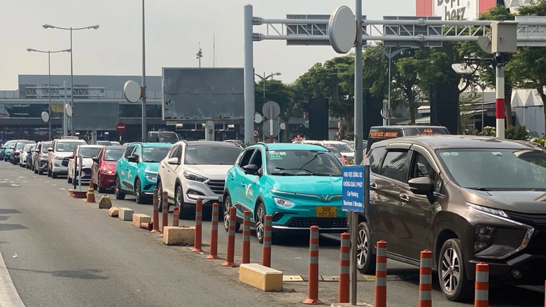 Ng&agrave;y đầu th&iacute; điểm thu ph&iacute; kh&ocirc;ng dừng ở s&acirc;n bay T&acirc;n Sơn Nhất: Su&ocirc;n sẻ, thuận lợi- Ảnh 4.