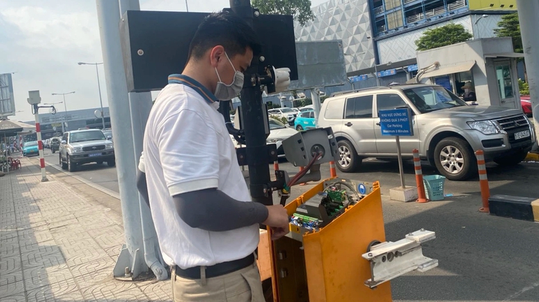 Ng&agrave;y đầu th&iacute; điểm thu ph&iacute; kh&ocirc;ng dừng ở s&acirc;n bay T&acirc;n Sơn Nhất: Su&ocirc;n sẻ, thuận lợi- Ảnh 2.