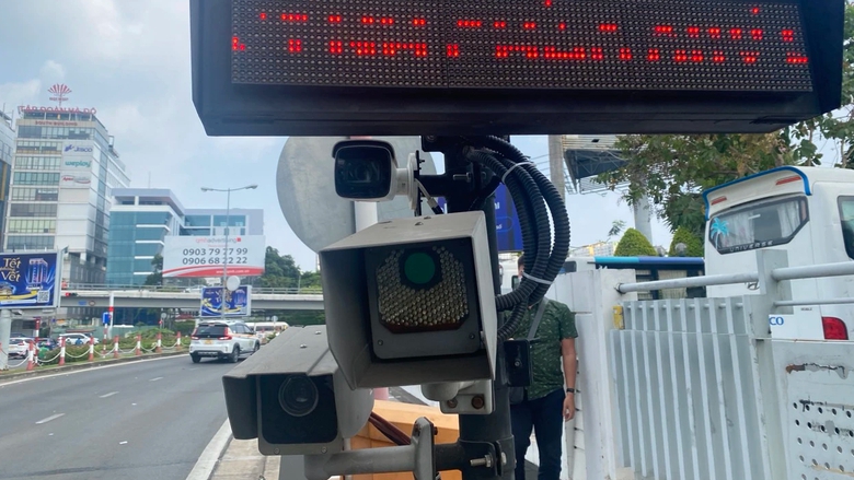 Ng&agrave;y đầu th&iacute; điểm thu ph&iacute; kh&ocirc;ng dừng ở s&acirc;n bay T&acirc;n Sơn Nhất: Su&ocirc;n sẻ, thuận lợi- Ảnh 1.