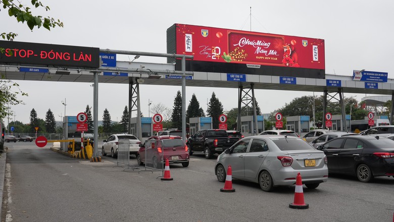 S&acirc;n bay Nội B&agrave;i th&iacute; điểm thu ph&iacute; kh&ocirc;ng dừng từ chiều 6/2- Ảnh 1.