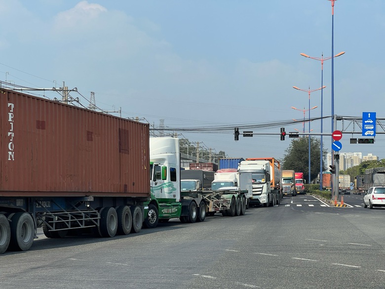 Xe đạp lọt gầm xe đầu k&eacute;o, người đ&agrave;n &ocirc;ng tử vong tại chỗ- Ảnh 3.