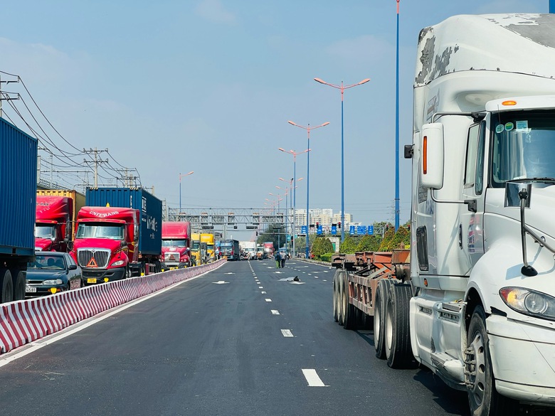 Xe đạp lọt gầm xe đầu k&eacute;o, người đ&agrave;n &ocirc;ng tử vong tại chỗ- Ảnh 1.