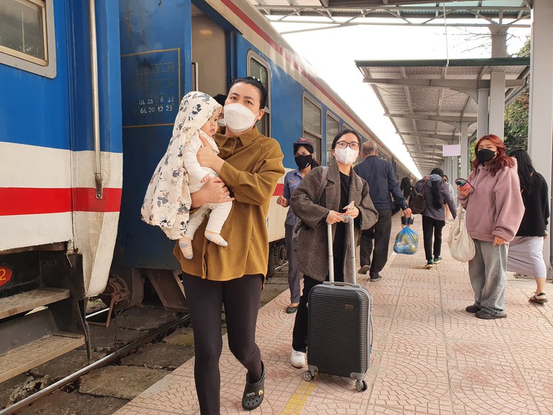 Nhộn nhịp s&acirc;n ga tuyến đường sắt H&agrave; Nội - Hải Ph&ograve;ng ng&agrave;y cận Tết- Ảnh 6.