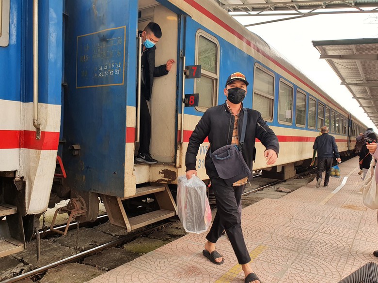 Nhộn nhịp s&acirc;n ga tuyến đường sắt H&agrave; Nội - Hải Ph&ograve;ng ng&agrave;y cận Tết- Ảnh 8.