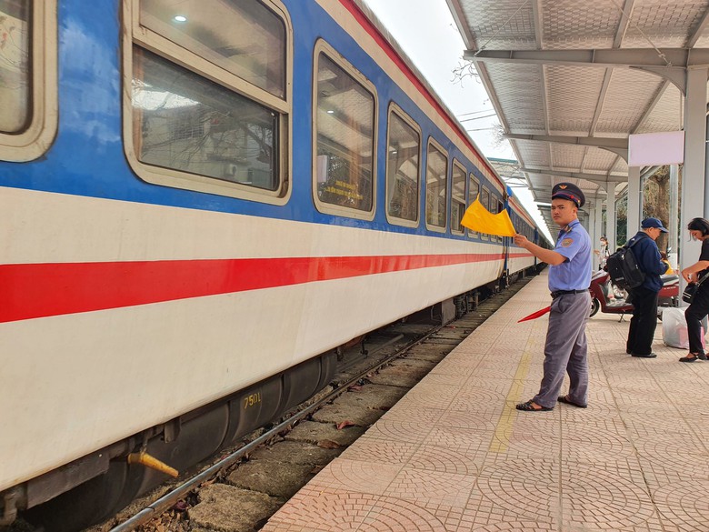 Nhộn nhịp s&acirc;n ga tuyến đường sắt H&agrave; Nội - Hải Ph&ograve;ng ng&agrave;y cận Tết- Ảnh 12.