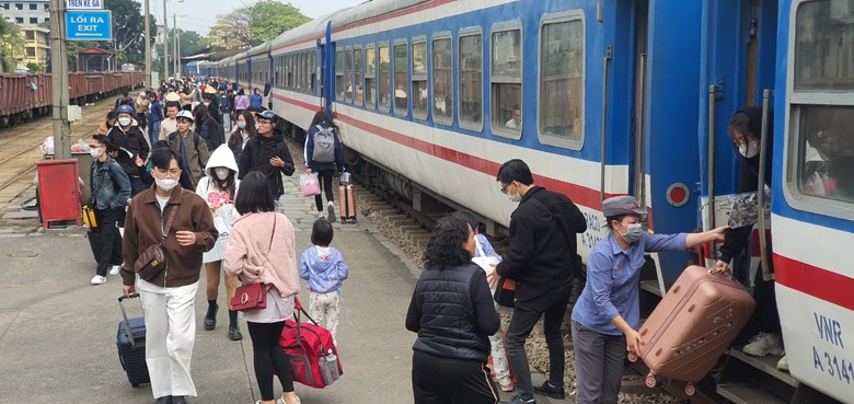 Nhộn nhịp s&acirc;n ga tuyến đường sắt H&agrave; Nội - Hải Ph&ograve;ng ng&agrave;y cận Tết- Ảnh 2.