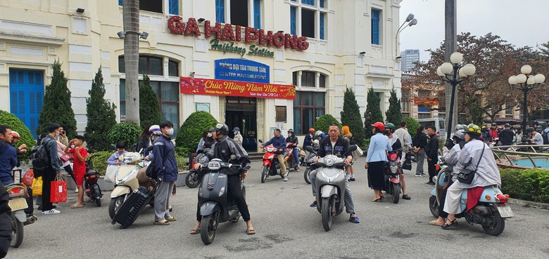 Nhộn nhịp s&acirc;n ga tuyến đường sắt H&agrave; Nội - Hải Ph&ograve;ng ng&agrave;y cận Tết- Ảnh 1.