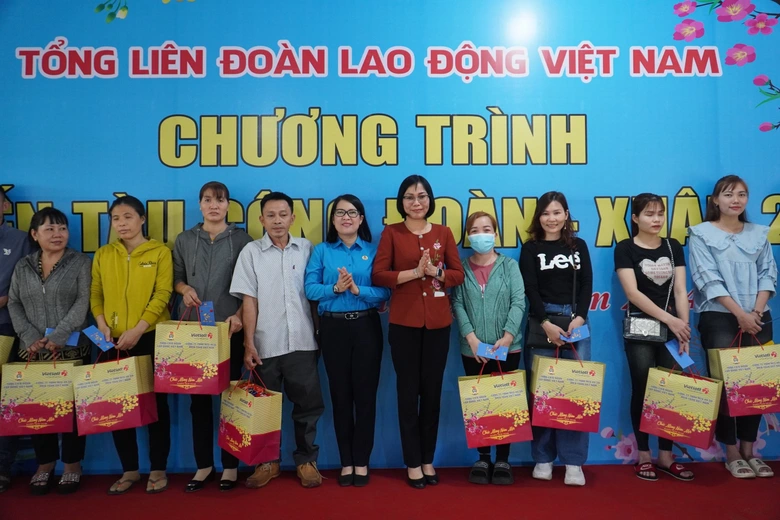Chuyến t&agrave;u nghĩa t&igrave;nh đưa 208 người con xa qu&ecirc; về miền Trung, miền Bắc ng&agrave;y 27 Tết- Ảnh 3.