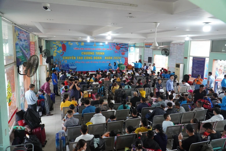 Chuyến t&agrave;u nghĩa t&igrave;nh đưa 208 người con xa qu&ecirc; về miền Trung, miền Bắc ng&agrave;y 27 Tết- Ảnh 1.