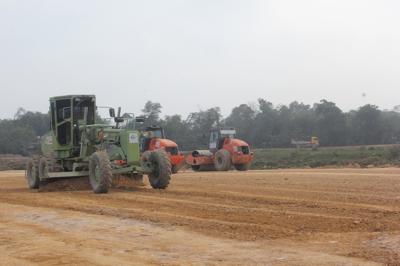 Cận Tết: C&ocirc;ng trường cao tốc Bắc - Nam qua H&agrave; Tĩnh vẫn rộn tiếng m&aacute;y- Ảnh 3.