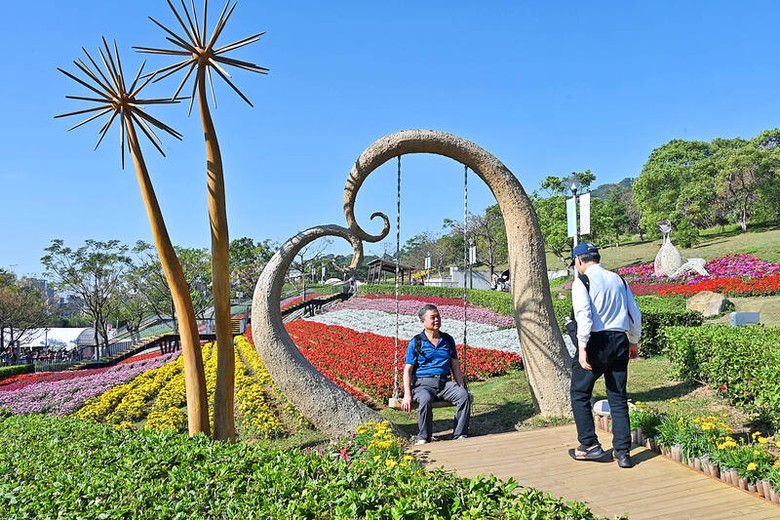 Nhiều người d&acirc;n địa phương tới những vườn hoa tham quan v&agrave; chụp ảnh kỉ niệm trước thềm năm mới. (Ảnh: Taipei Times)