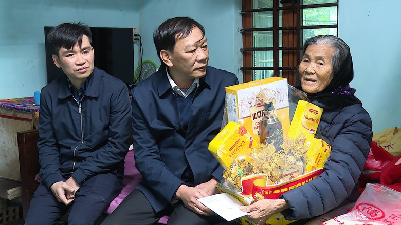 Những phần qu&agrave; &yacute; nghĩa đến với c&aacute;c ho&agrave;n cảnh kh&oacute; khăn ở Quảng B&igrave;nh- Ảnh 1.