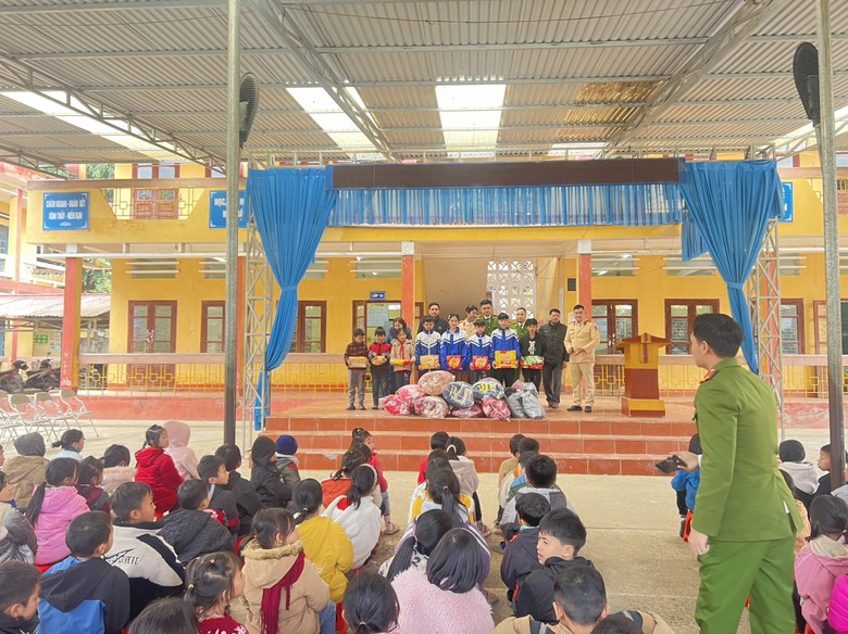 CSGT c&ugrave;ng ch&iacute;nh quyền chung tay lo Tết cho người ngh&egrave;o ở Y&ecirc;n B&aacute;i- Ảnh 2.