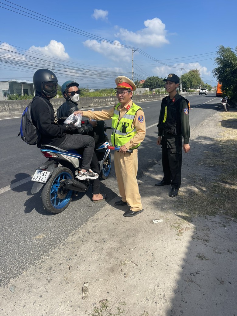 Cảnh sát giao thông Khánh Hòa tiếp sức cho người về quê đón Tết an toàn- Ảnh 2. Cảnh sát giao thông Khánh Hòa tiếp sức cho người về quê đón Tết an toàn- Ảnh 2.