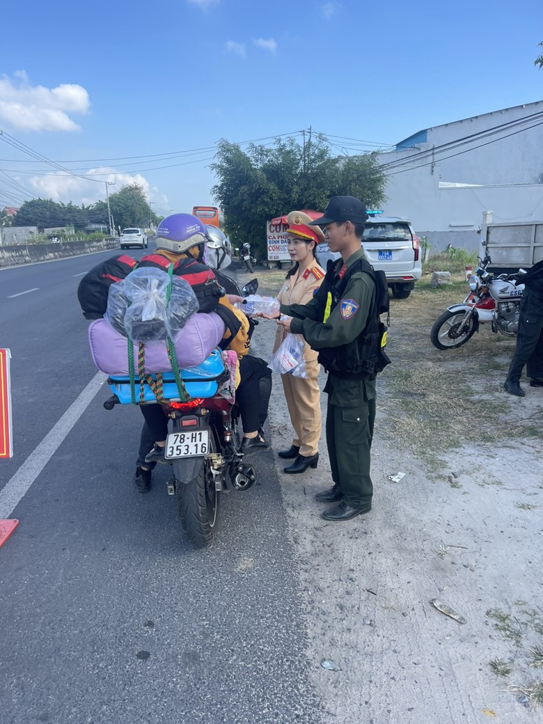 Cảnh sát giao thông Khánh Hòa tiếp sức cho người về quê đón Tết an toàn- Ảnh 1. Cảnh sát giao thông Khánh Hòa tiếp sức cho người về quê đón Tết an toàn- Ảnh 1.