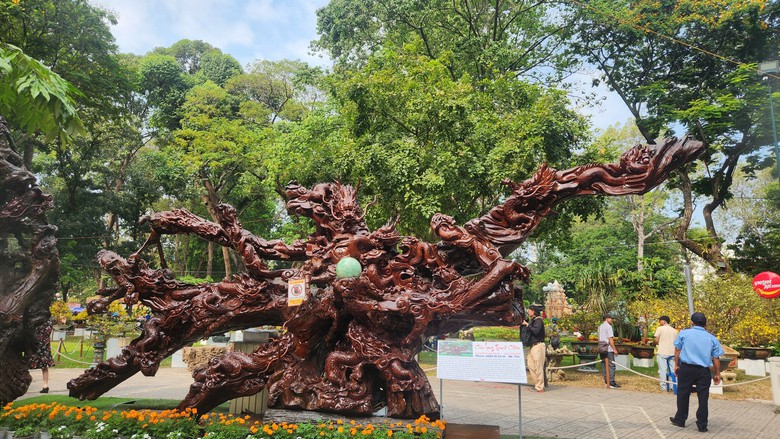 Hội hoa xu&acirc;n TP.HCM khoe sắc thu h&uacute;t người d&acirc;n 