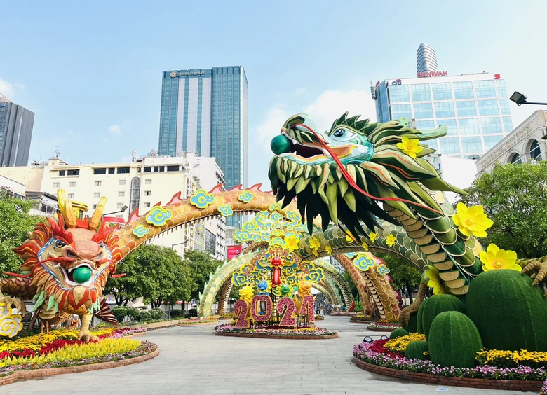 Đường hoa Nguyễn Huệ đẹp rực rỡ trước giờ đón khách du xuân- Ảnh 1. Đường hoa Nguyễn Huệ đẹp rực rỡ trước giờ đón khách du xuân- Ảnh 1.