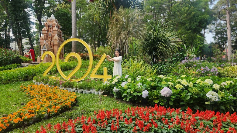 Hội hoa xu&acirc;n TP.HCM khoe sắc thu h&uacute;t người d&acirc;n 