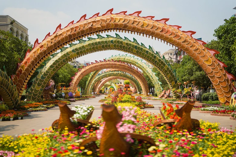 Đường hoa Nguyễn Huệ đẹp rực rỡ trước giờ đ&oacute;n kh&aacute;ch du xu&acirc;n- Ảnh 4.