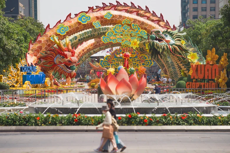 Đường hoa Nguyễn Huệ đẹp rực rỡ trước giờ đ&oacute;n kh&aacute;ch du xu&acirc;n- Ảnh 11.