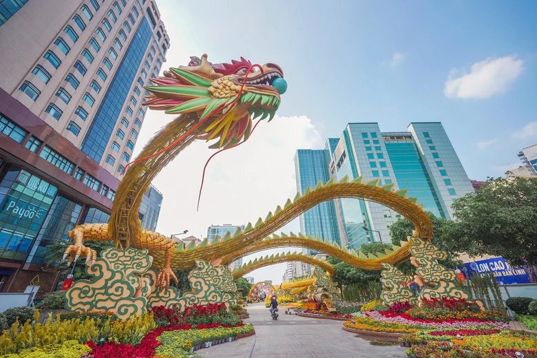 Đường hoa Nguyễn Huệ đẹp rực rỡ trước giờ đón khách du xuân- Ảnh 13. Đường hoa Nguyễn Huệ đẹp rực rỡ trước giờ đón khách du xuân- Ảnh 13.