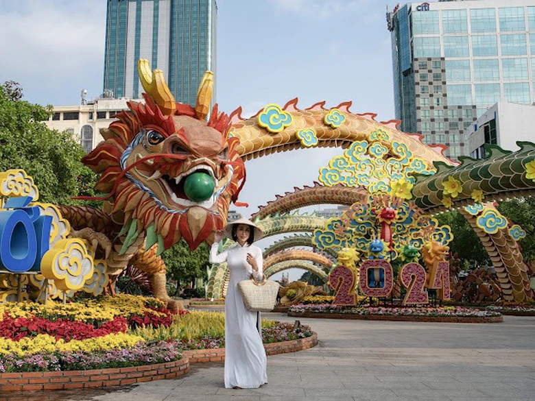 Đường hoa Nguyễn Huệ đẹp rực rỡ trước giờ đón khách du xuân- Ảnh 7. Đường hoa Nguyễn Huệ đẹp rực rỡ trước giờ đón khách du xuân- Ảnh 7.