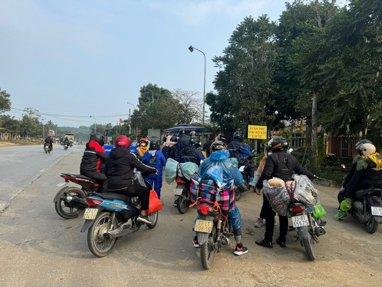Ấm lòng CSGT hỗ trợ người dân trên đường về Tây Bắc ăn Tết- Ảnh 10. Ấm lòng CSGT hỗ trợ người dân trên đường về Tây Bắc ăn Tết- Ảnh 10.