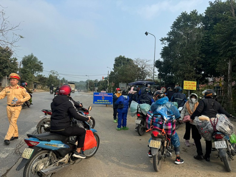 Ấm lòng CSGT hỗ trợ người dân trên đường về Tây Bắc ăn Tết- Ảnh 11. Ấm lòng CSGT hỗ trợ người dân trên đường về Tây Bắc ăn Tết- Ảnh 11.