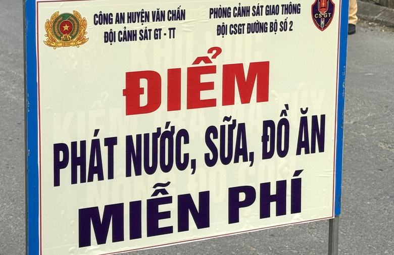 Ấm lòng CSGT hỗ trợ người dân trên đường về Tây Bắc ăn Tết- Ảnh 1. Ấm lòng CSGT hỗ trợ người dân trên đường về Tây Bắc ăn Tết- Ảnh 1.
