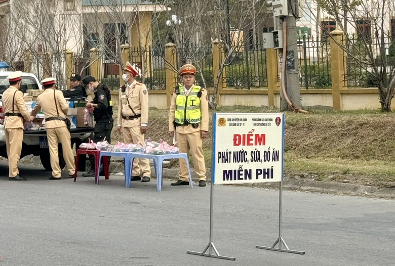 Ấm lòng CSGT hỗ trợ người dân trên đường về Tây Bắc ăn Tết- Ảnh 4. Ấm lòng CSGT hỗ trợ người dân trên đường về Tây Bắc ăn Tết- Ảnh 4.